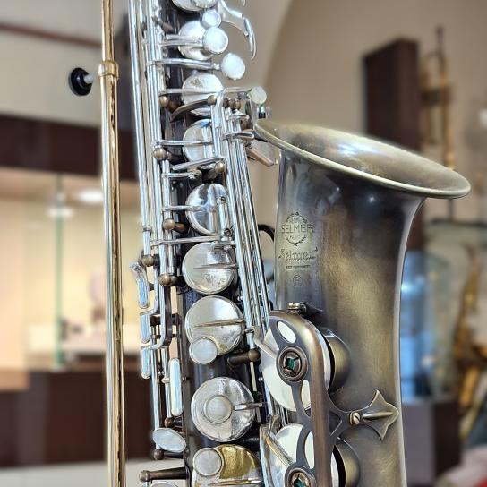 Sax terminato con corpo invecchiato e chiavi lucidate, effetto bicolor.
